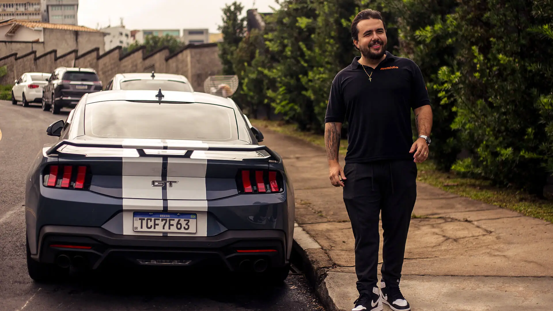 Mineiro das Vendas ao lado do Mustang