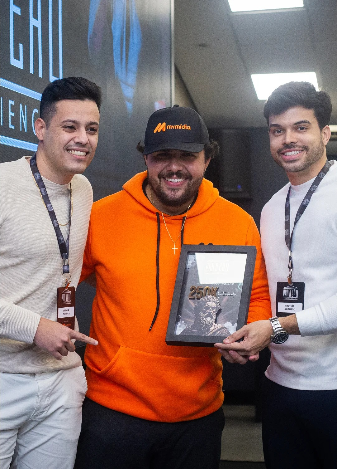 Aluno premiado com placa de 250k faturados ao lado do mentor